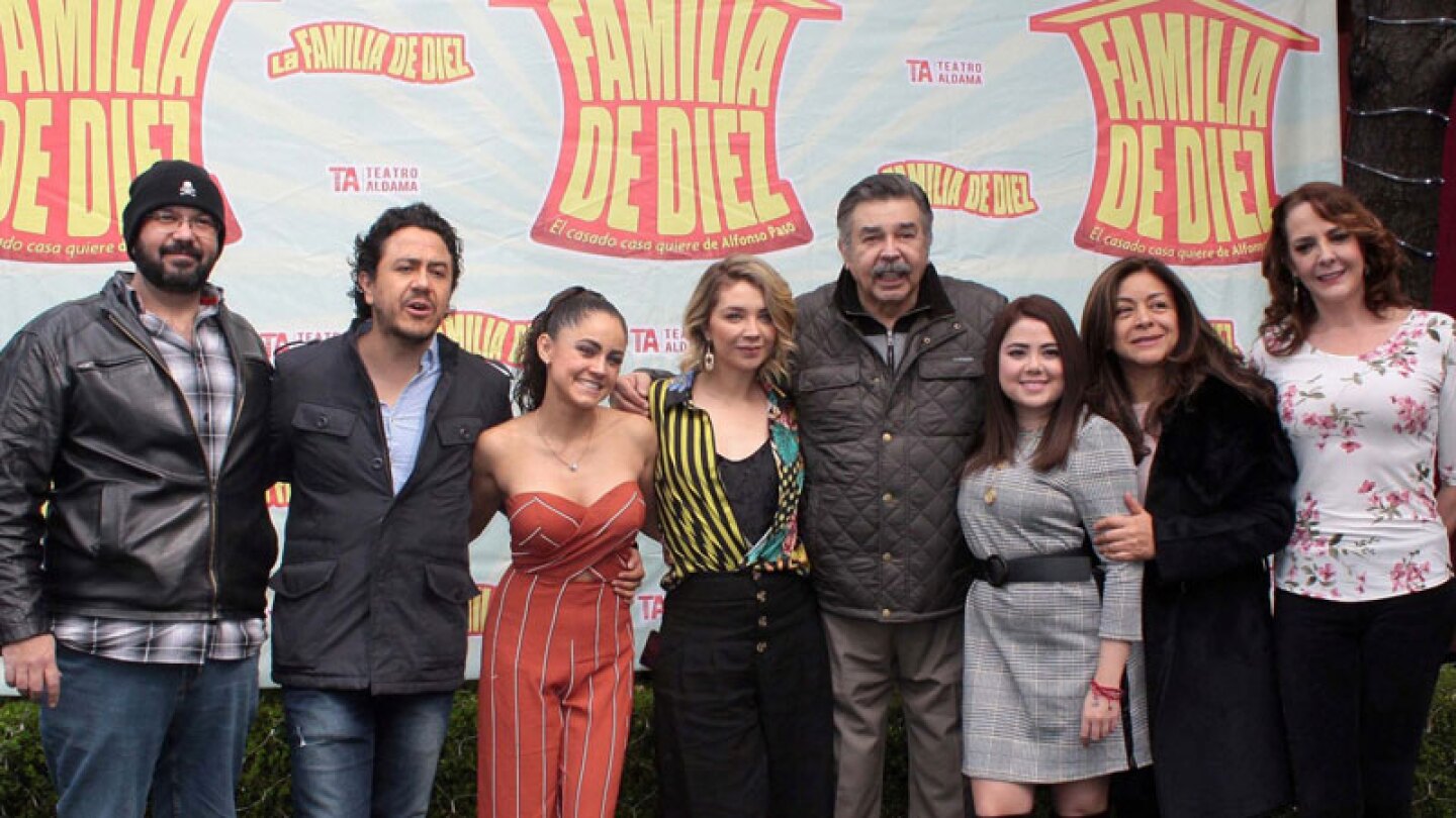 El actor Jorge Ortiz de Pinedo y todo el elenco de "Una familia de diez" anunciaron en conferencia de prensa la temporada navideña de esta gran obra.