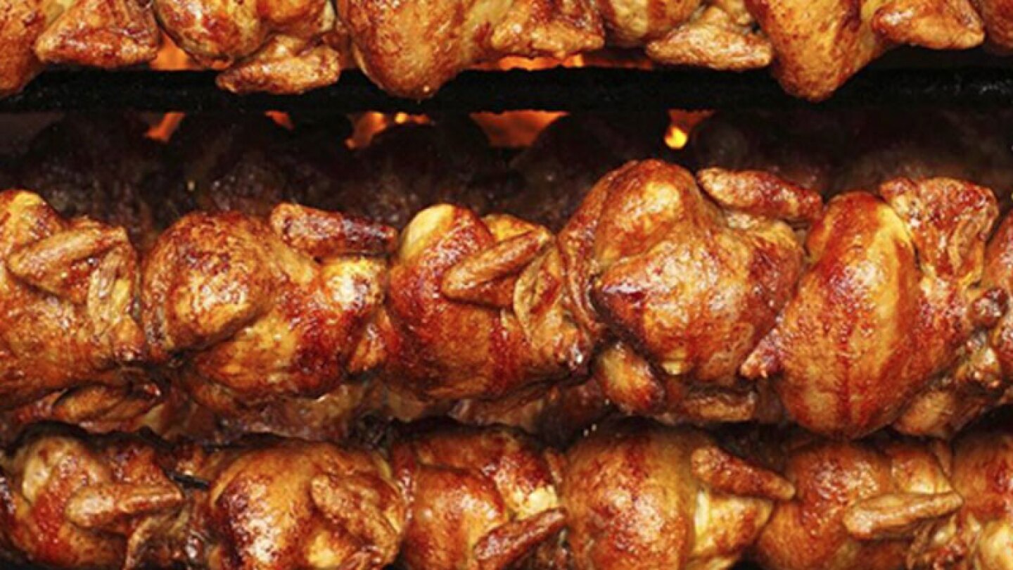 Joven se roba un pollo rostizado