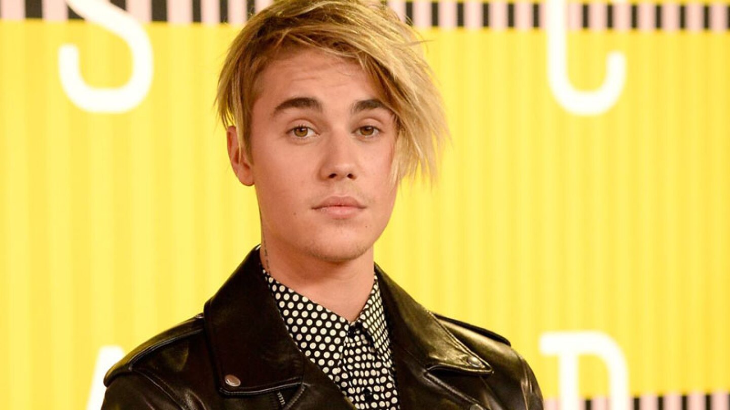 Captan a Justin Bieber beso y beso con pastor que lo volvió cristiano