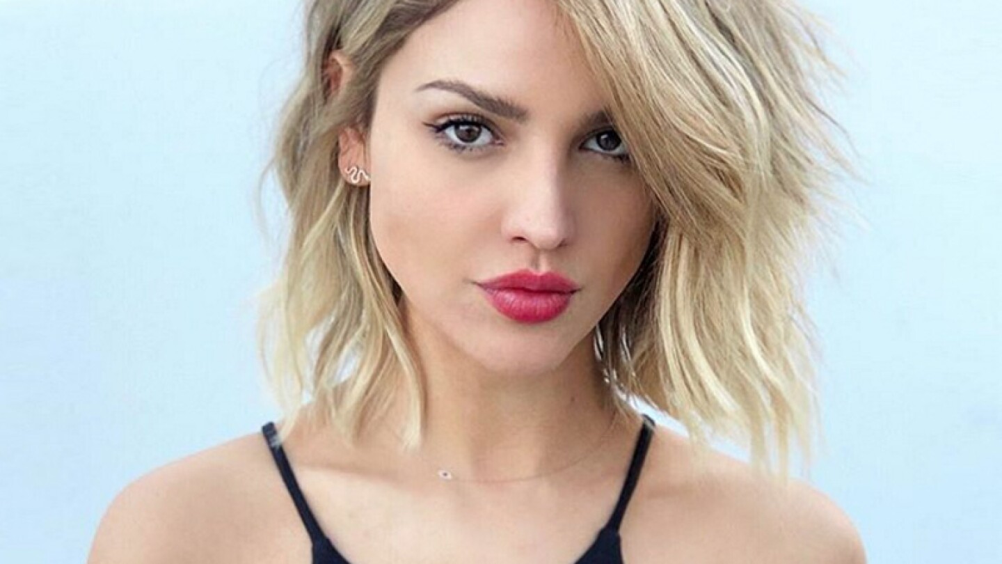 Eiza González posa con las piernas abiertas