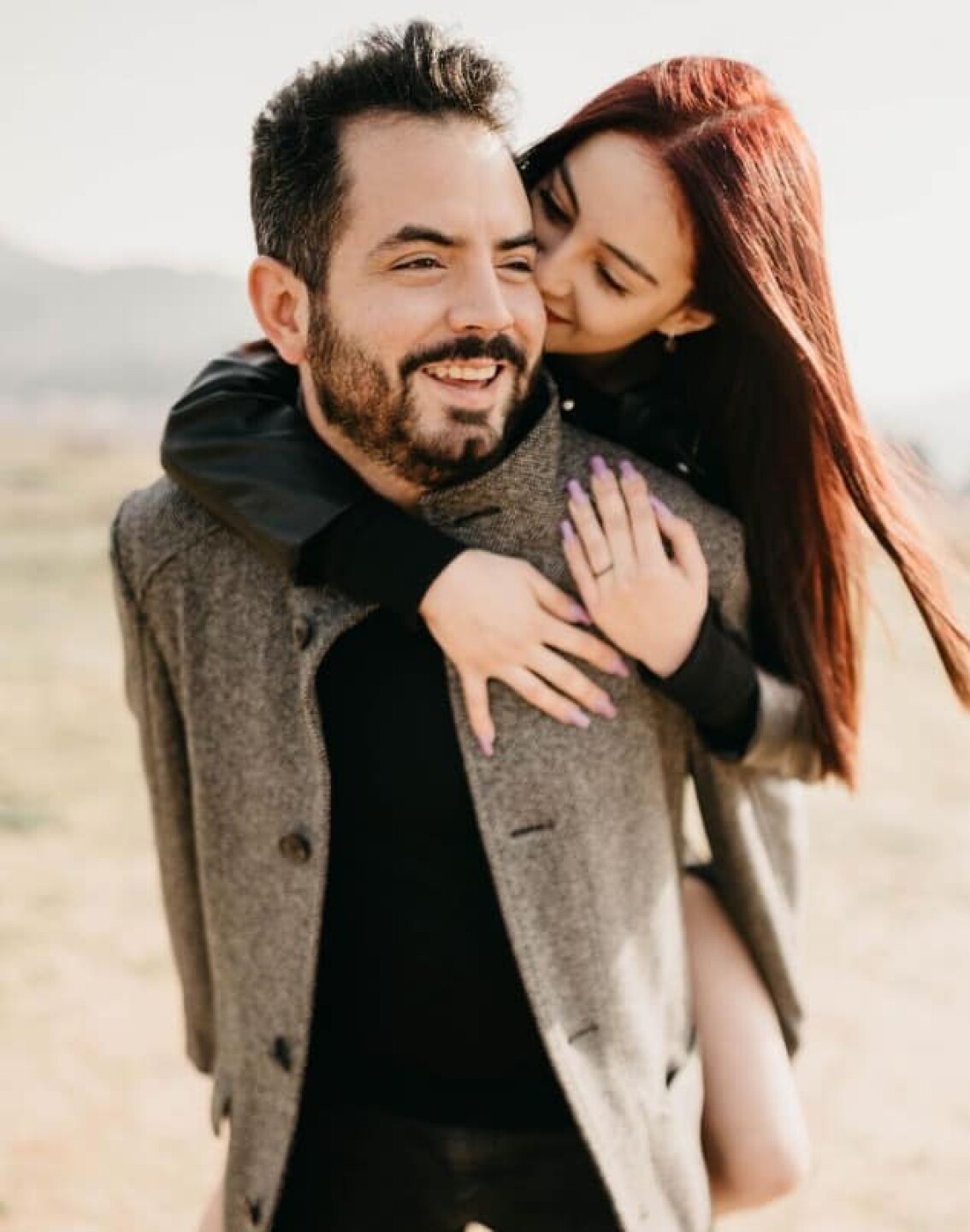 Paola Dalay y José Eduardo enamorados posando para redes sociales