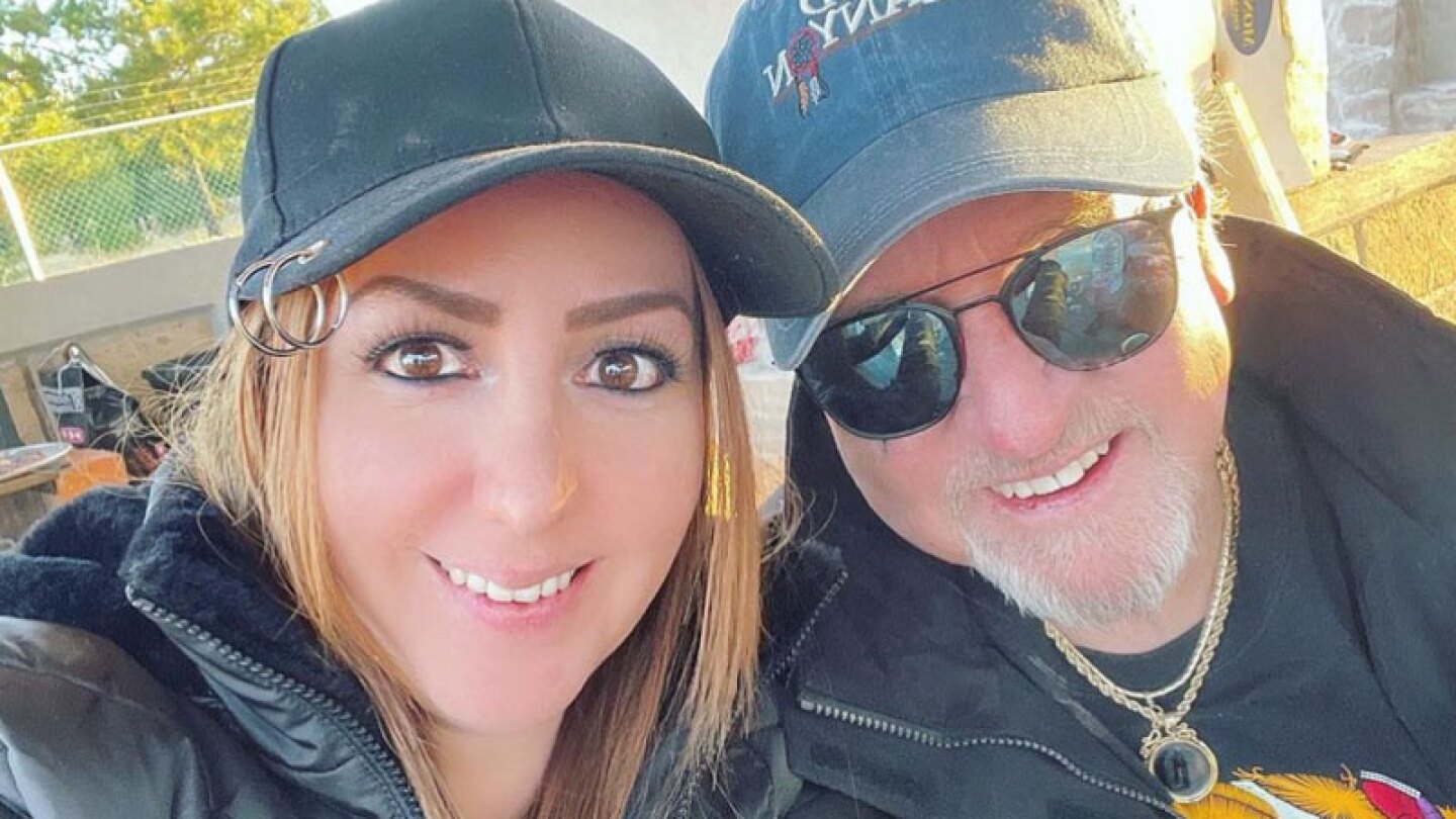 Hija de Carlos Villagrán y el actor sonriendo