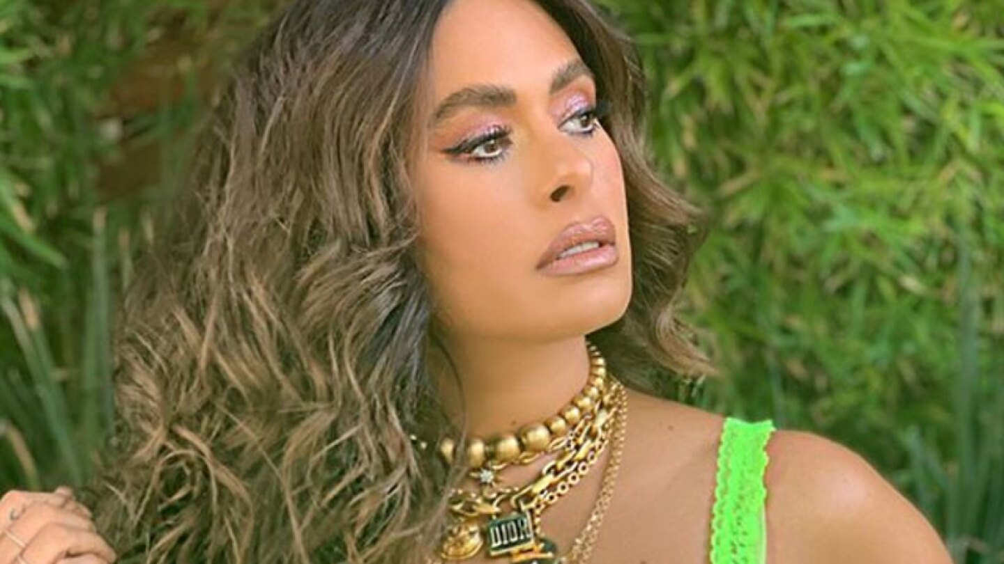 Sin sostén y con blusa de encaje, Galilea Montijo enseña las pecas de su pecho