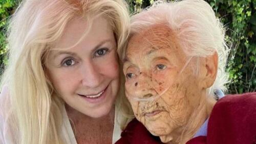 Laura Zapata lleva a su abuelita al hospital