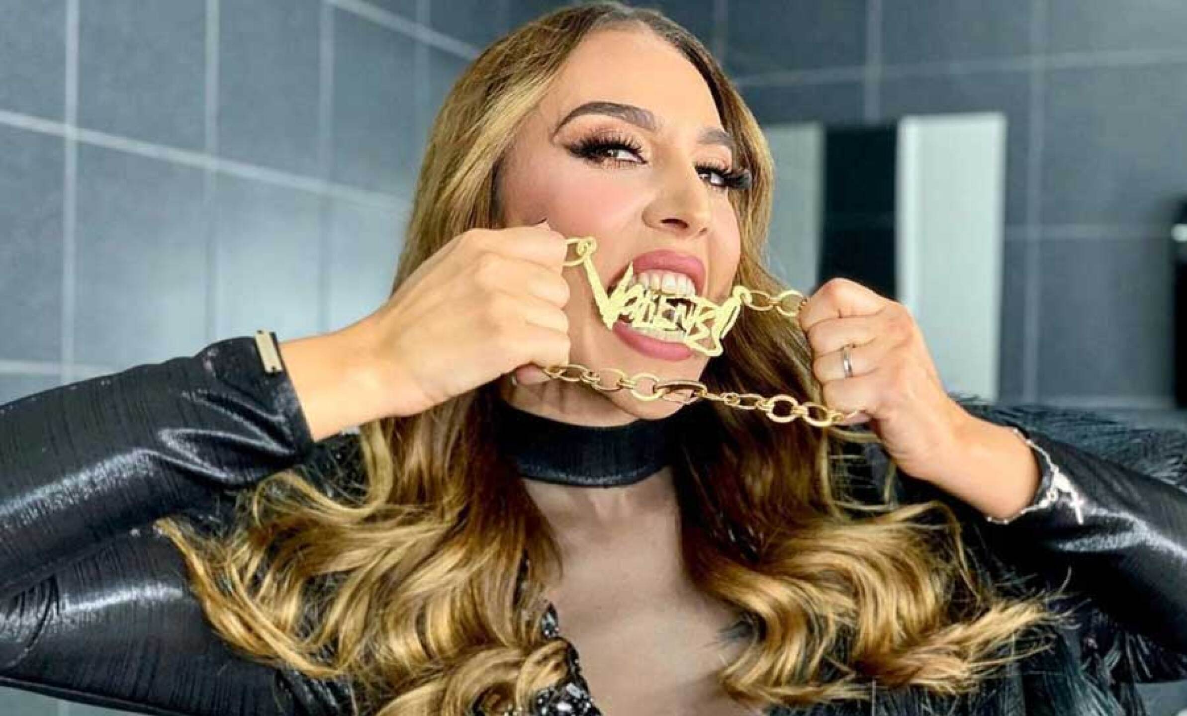 Beso de Mónica Naranjo y Gloria Trevi queda grabado en video