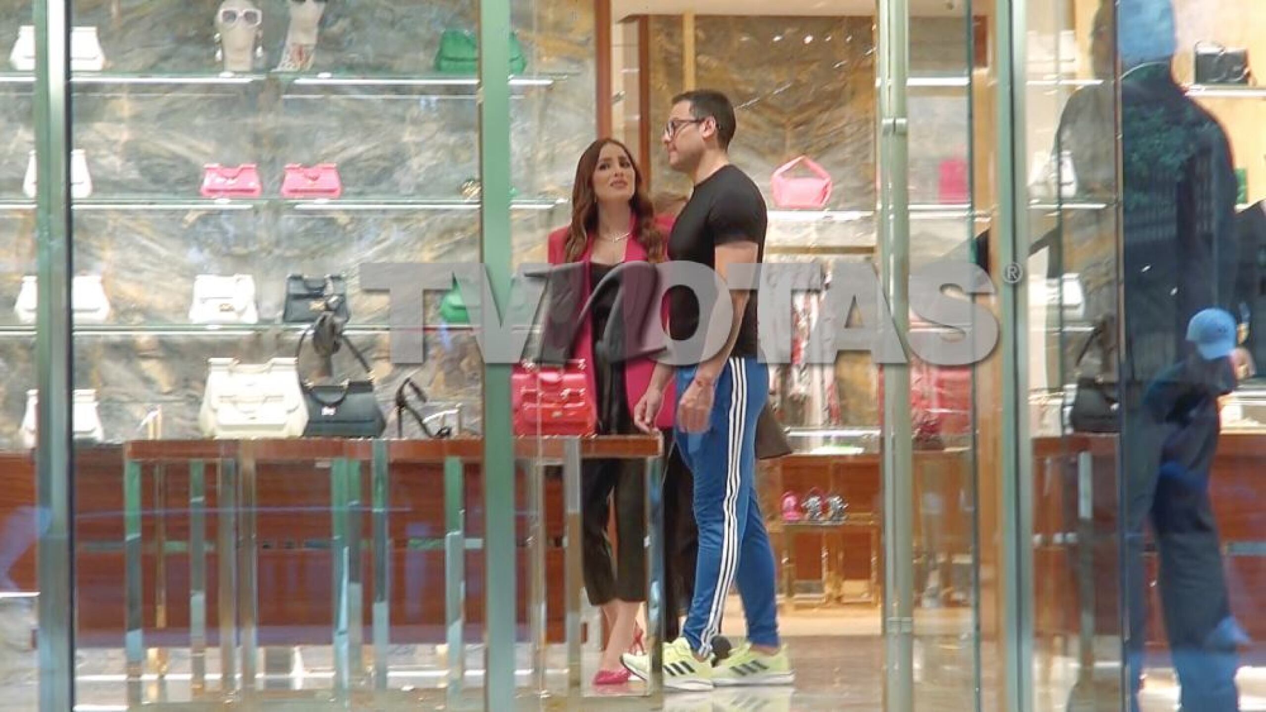Captamos a Carlos Rivera y Cynthia Rodríguez muy felices; ¡a ella ya se le nota su pancita!