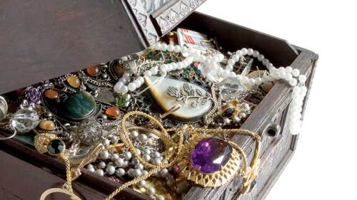 Médicos extraen más de 1,5 kilos de joyas y monedas de una joven mujer