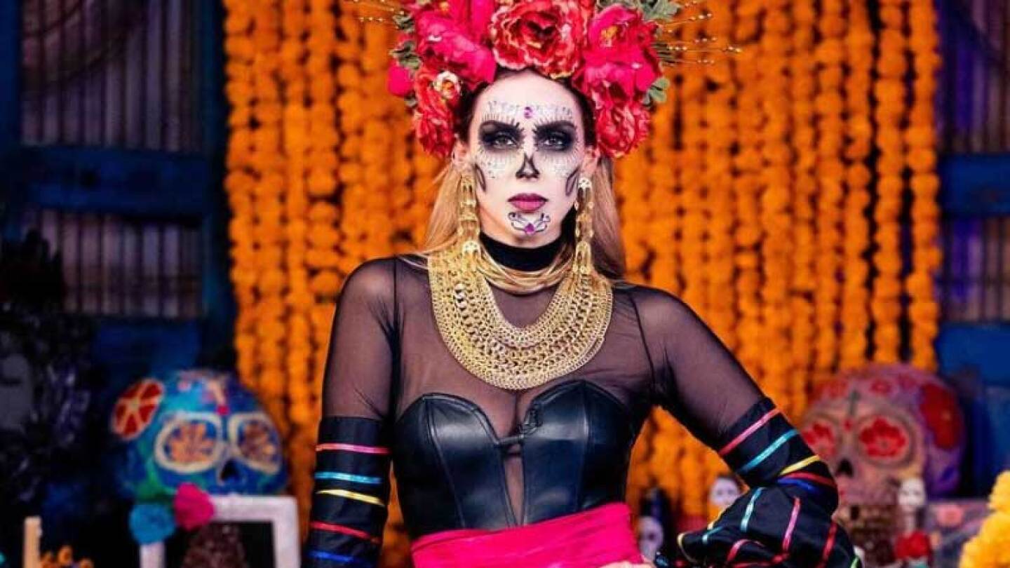 Jacky Bracamontes pone altar de muertos junto a sus hijas