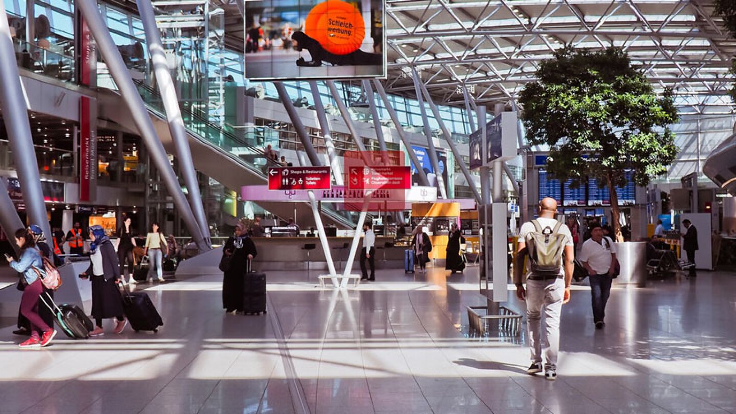 Sorprende a su marido con la amante en pleno aeropuerto a punto de huir juntos