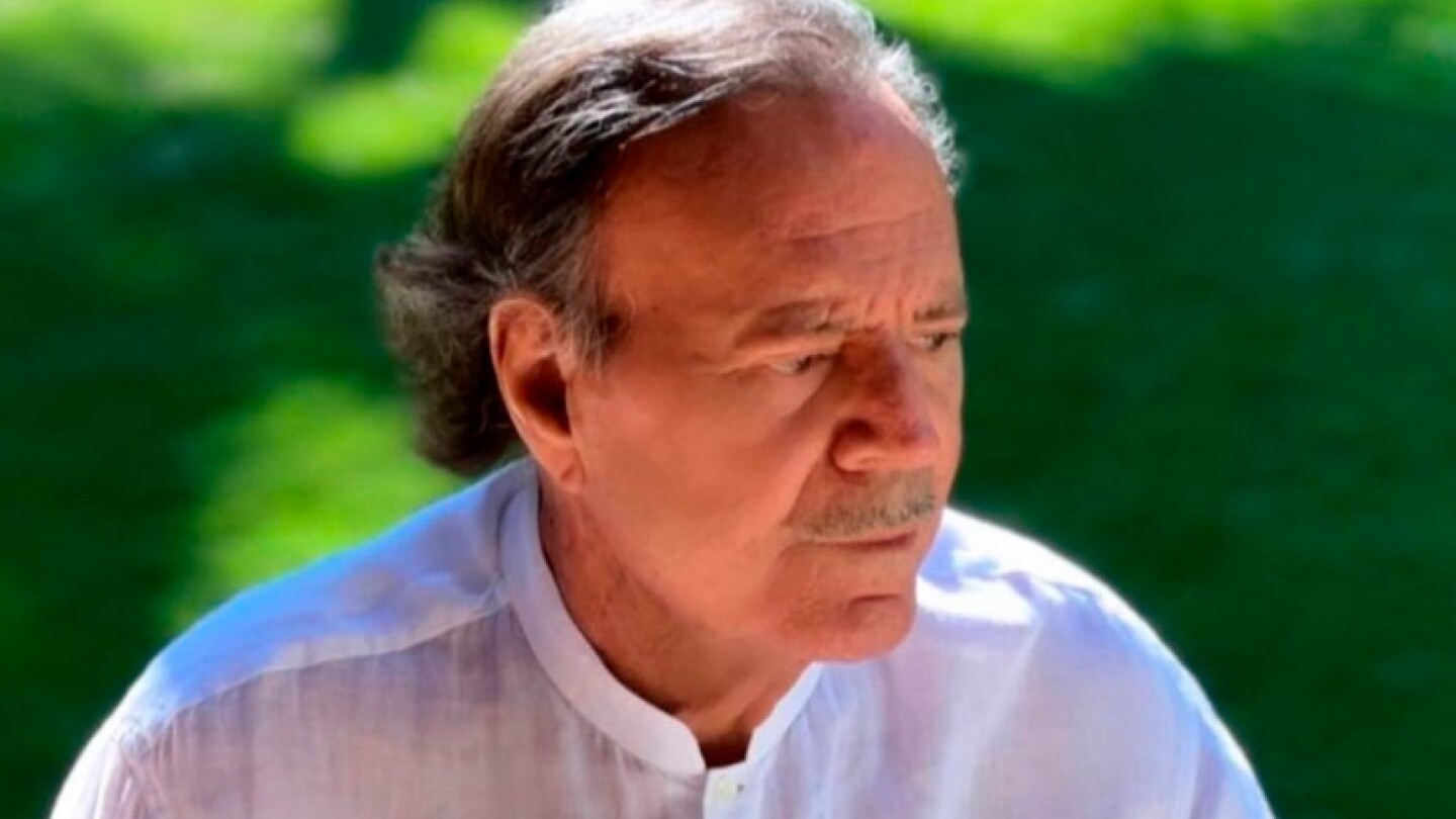 Julio Iglesias reaparece en redes sociales