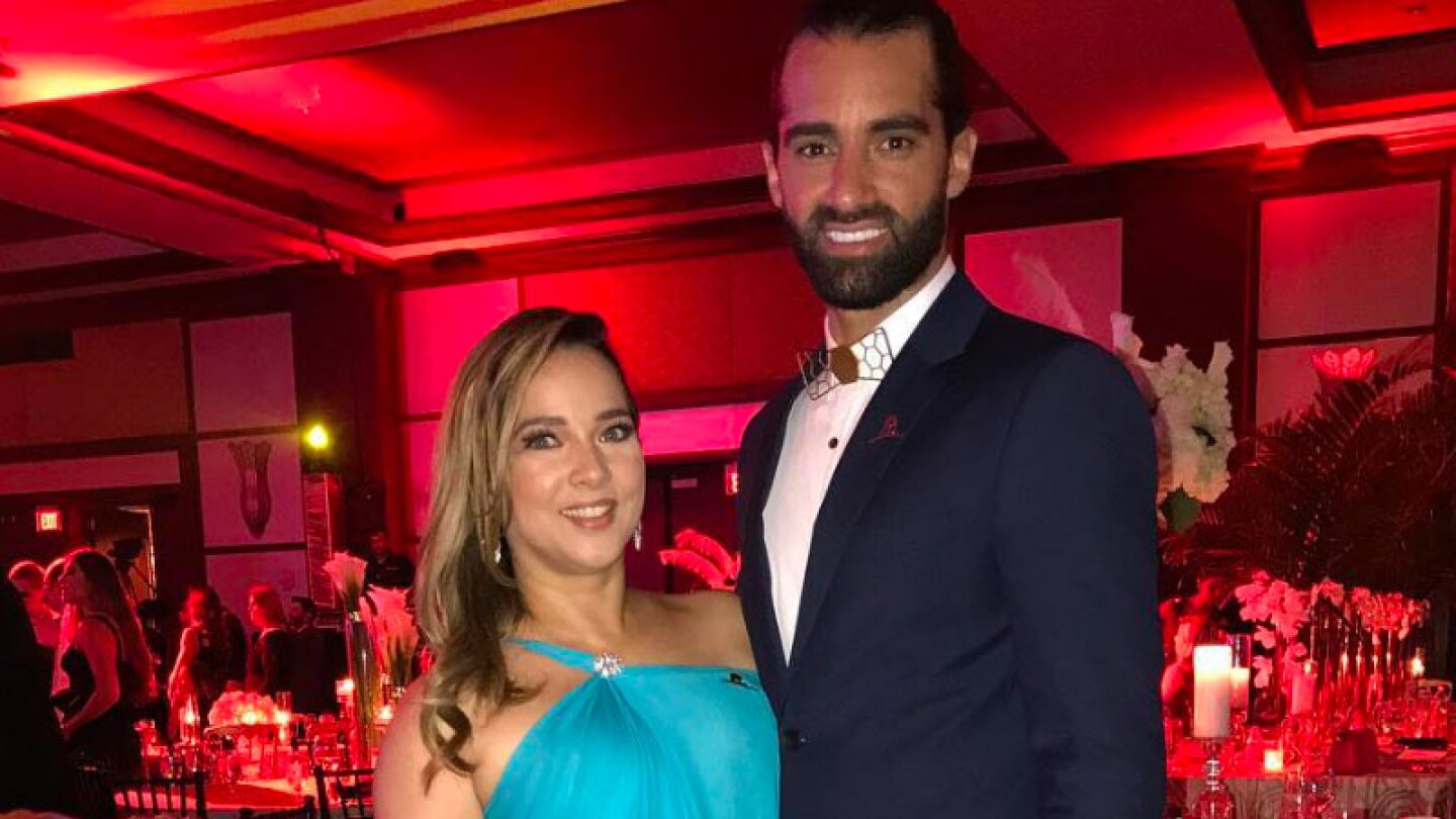 La razón por la que el marido de Adamari López no se corta el pelo te conmoverá.