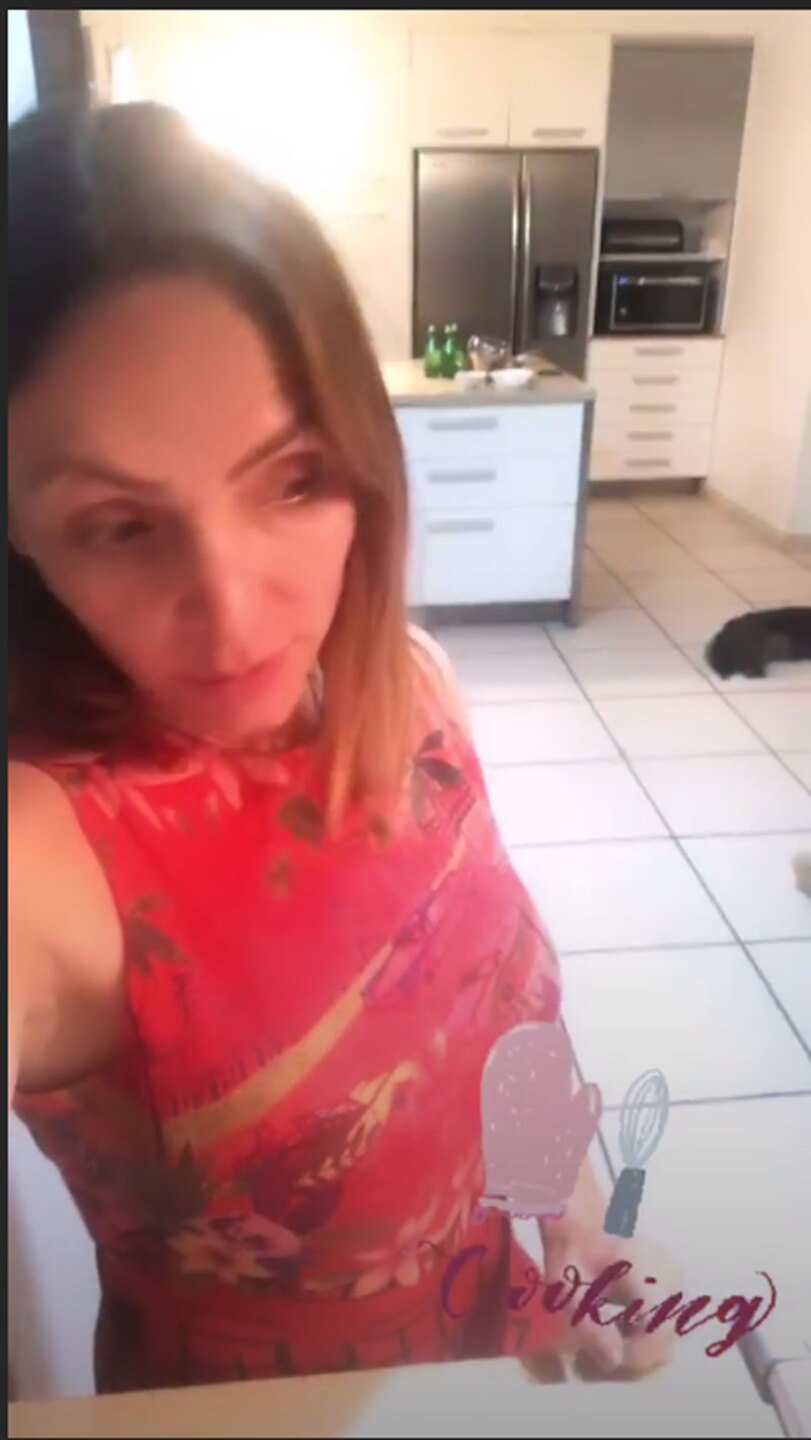 La cantante de OV7 terminó hasta cocinando.