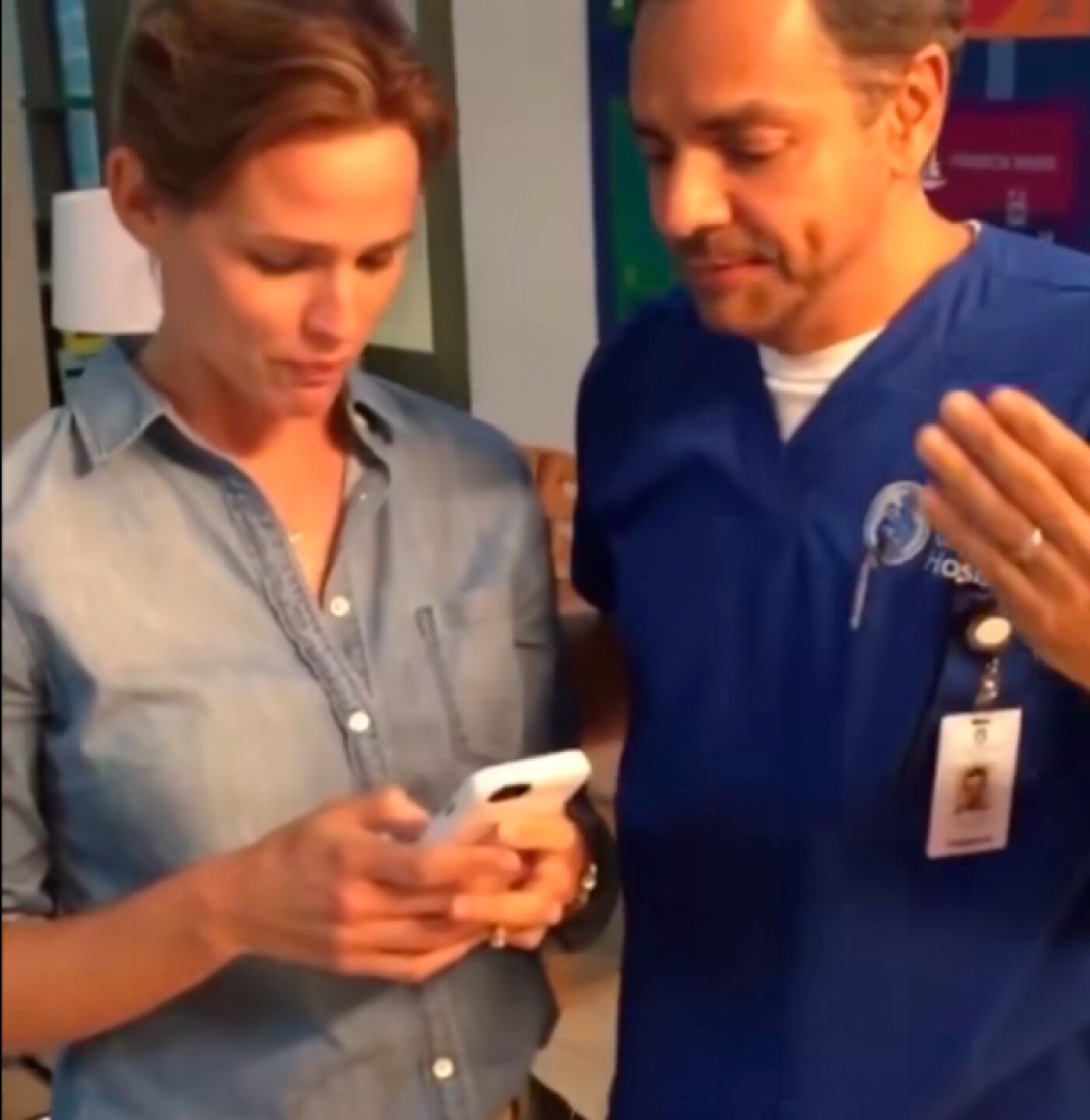 Eugenio Derbez y Jennifer Garner en el set de grabación