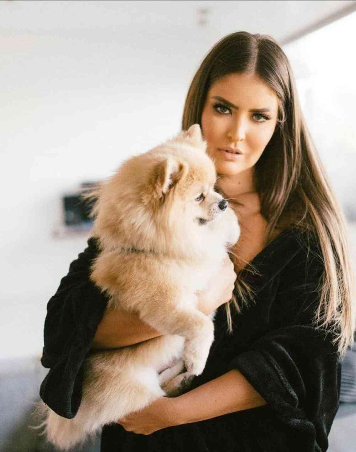 Vanessa Zayda Claudio Rodríguez es una modelo, actriz, presentadora de televisión y reina de belleza puertorriqueña.