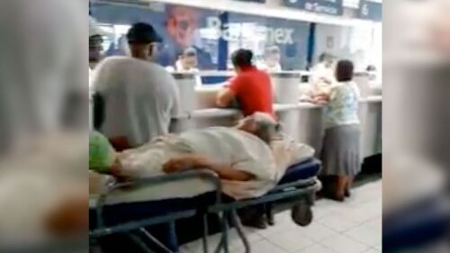 Anciana tuvo que llegar al banco en camilla ¡para poder cobrar su pensión!