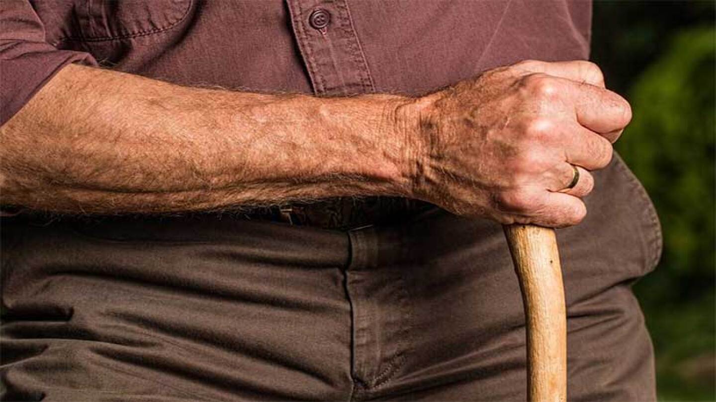 El anciano pensó que nadie lo delataría.