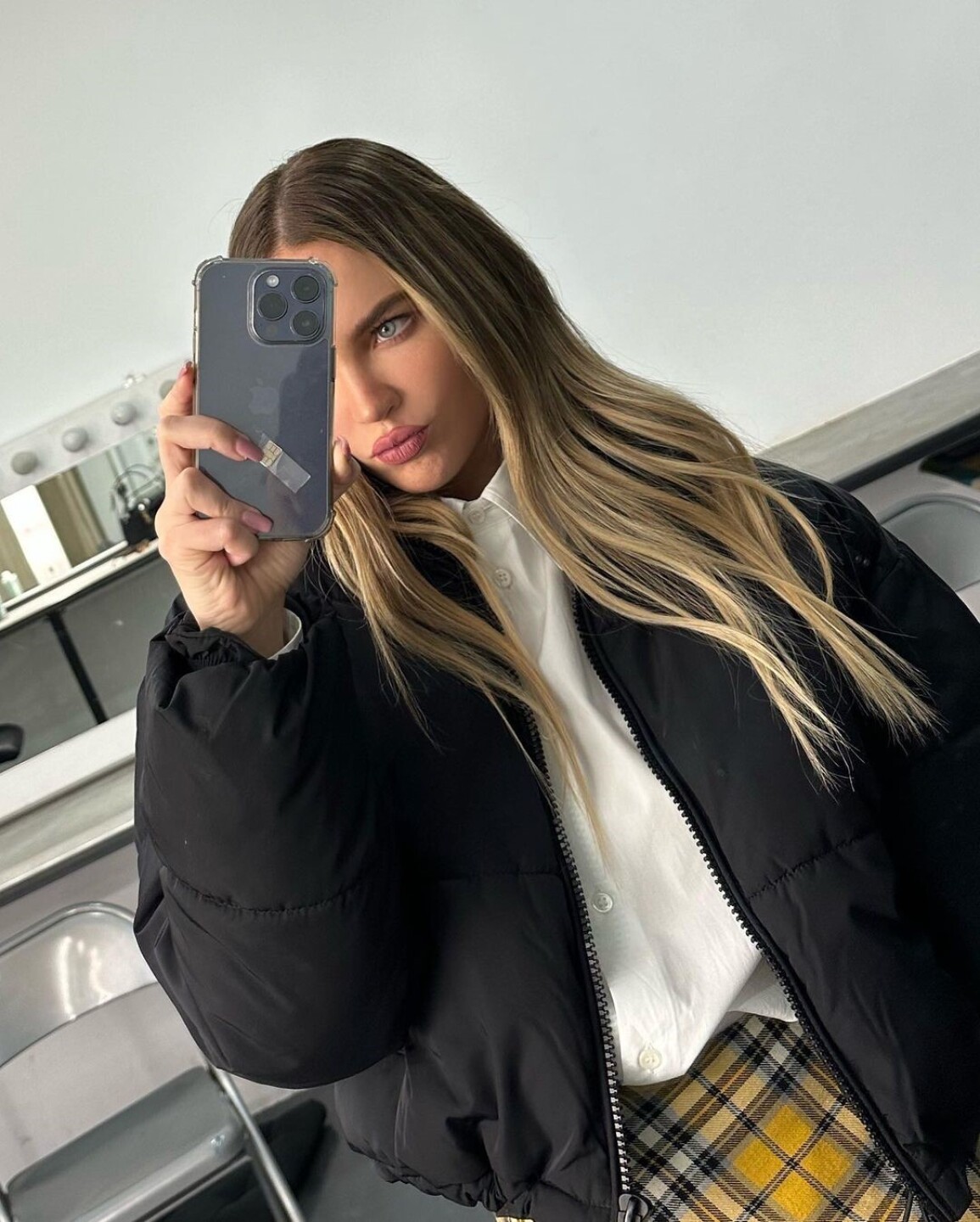 Belinda recrea el icónico look de Clueless con minifalda a cuadros