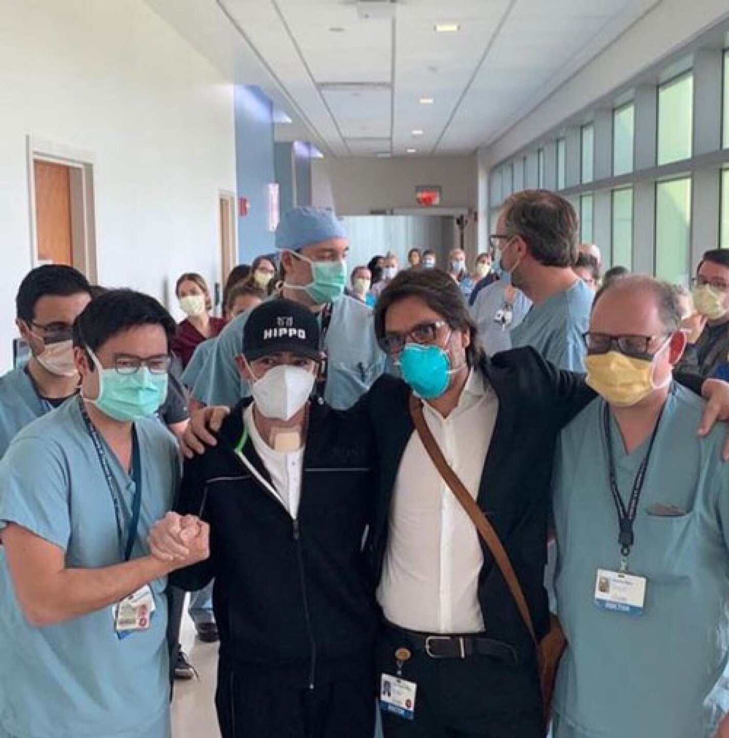 El actor está tranquilo y feliz.