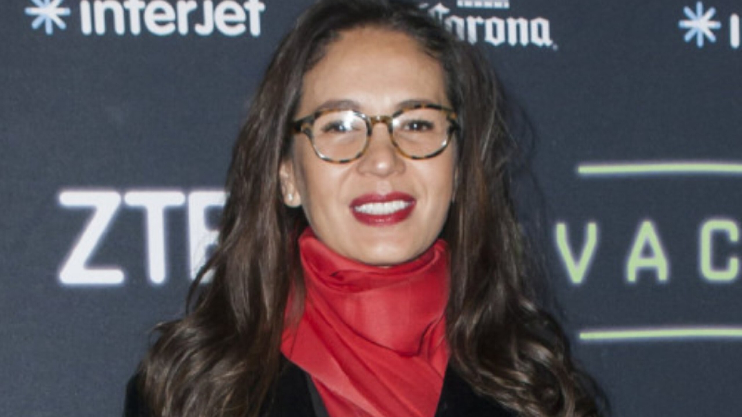 Yolanda Andrade en alfombra roja/foto clasos