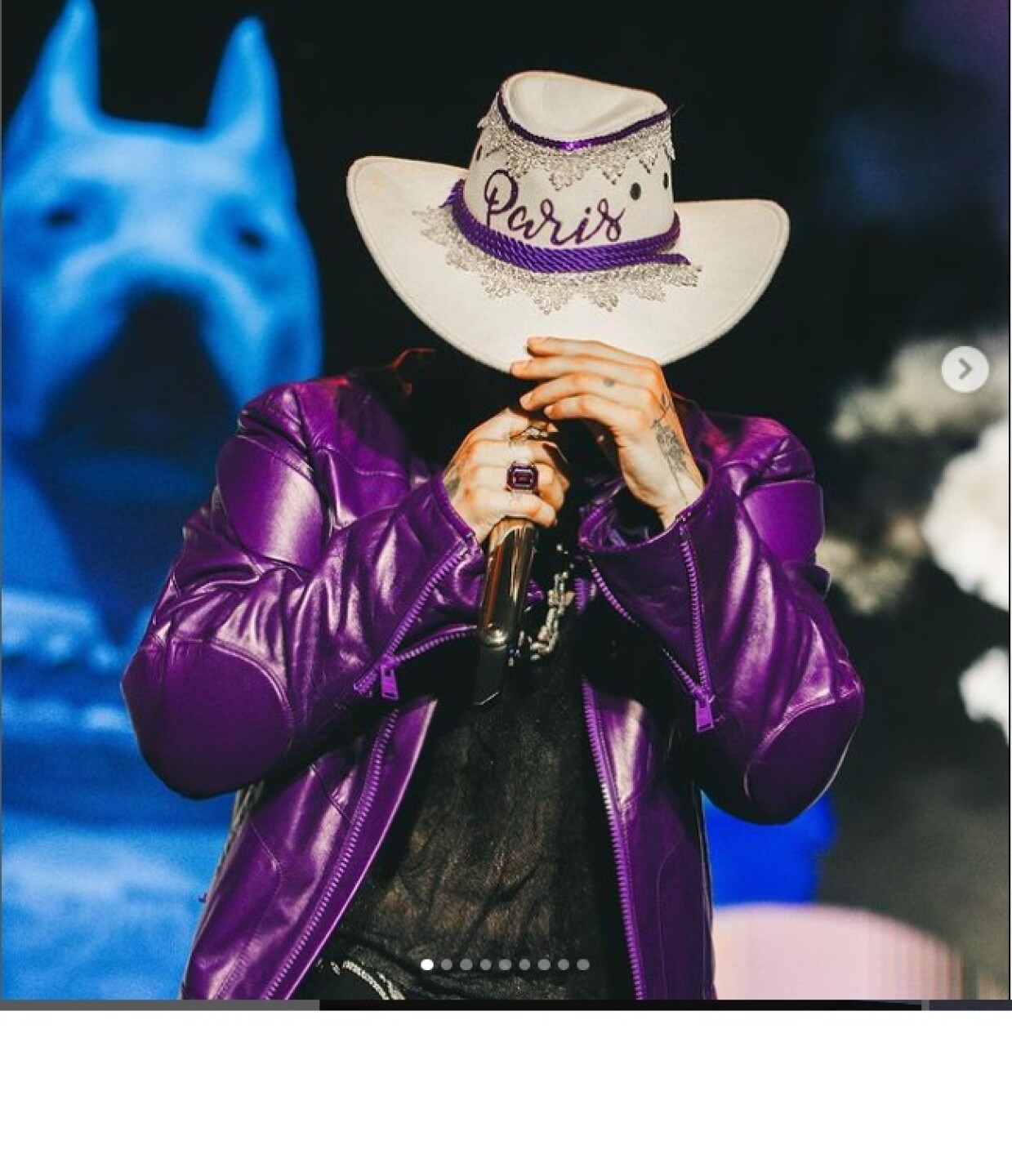 Maluma en el escenario con sombrero que dice Paris.jpg