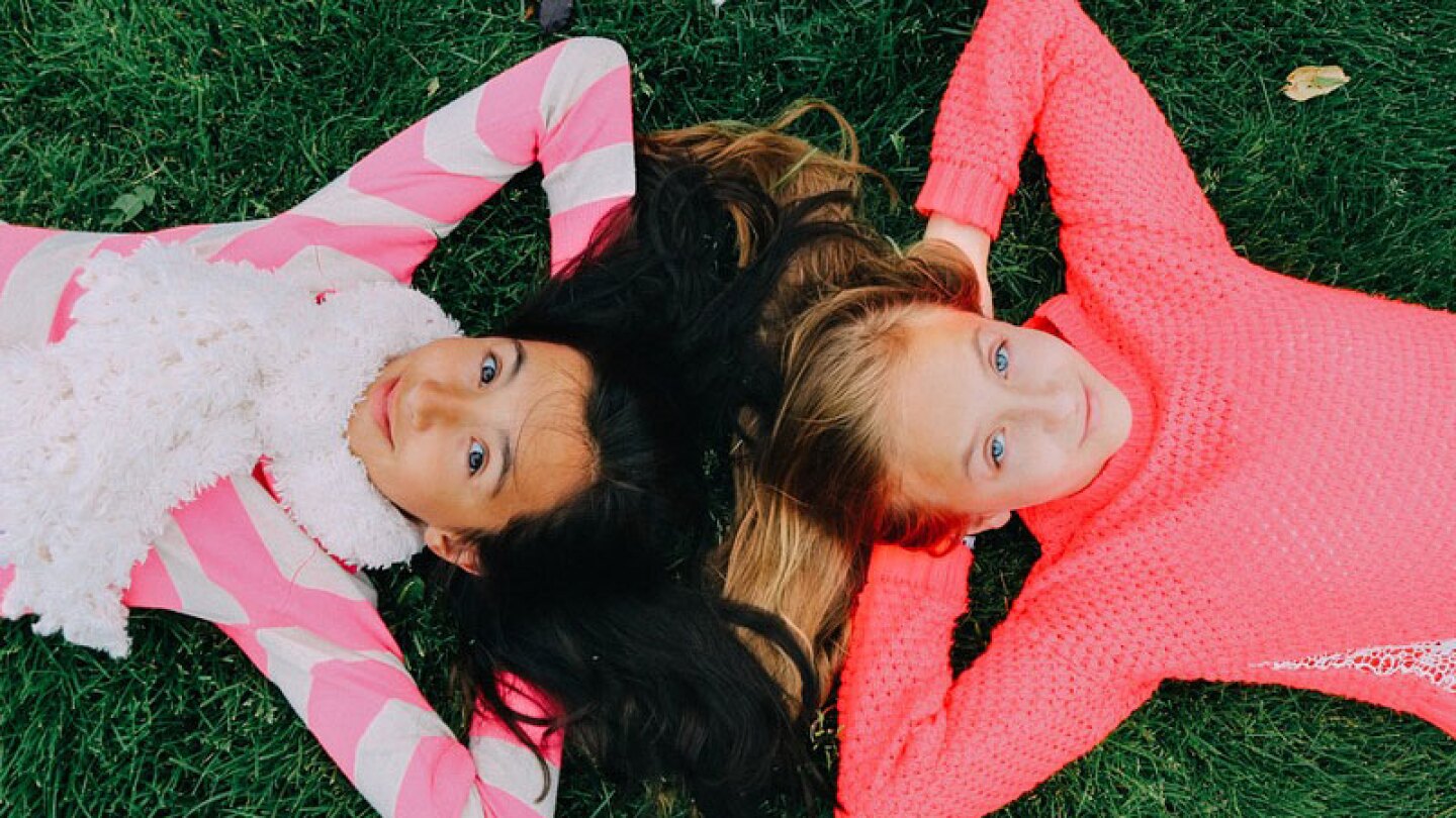 Dos niñas tienen una batalla de rap para ir a una fiesta de cumpleaños