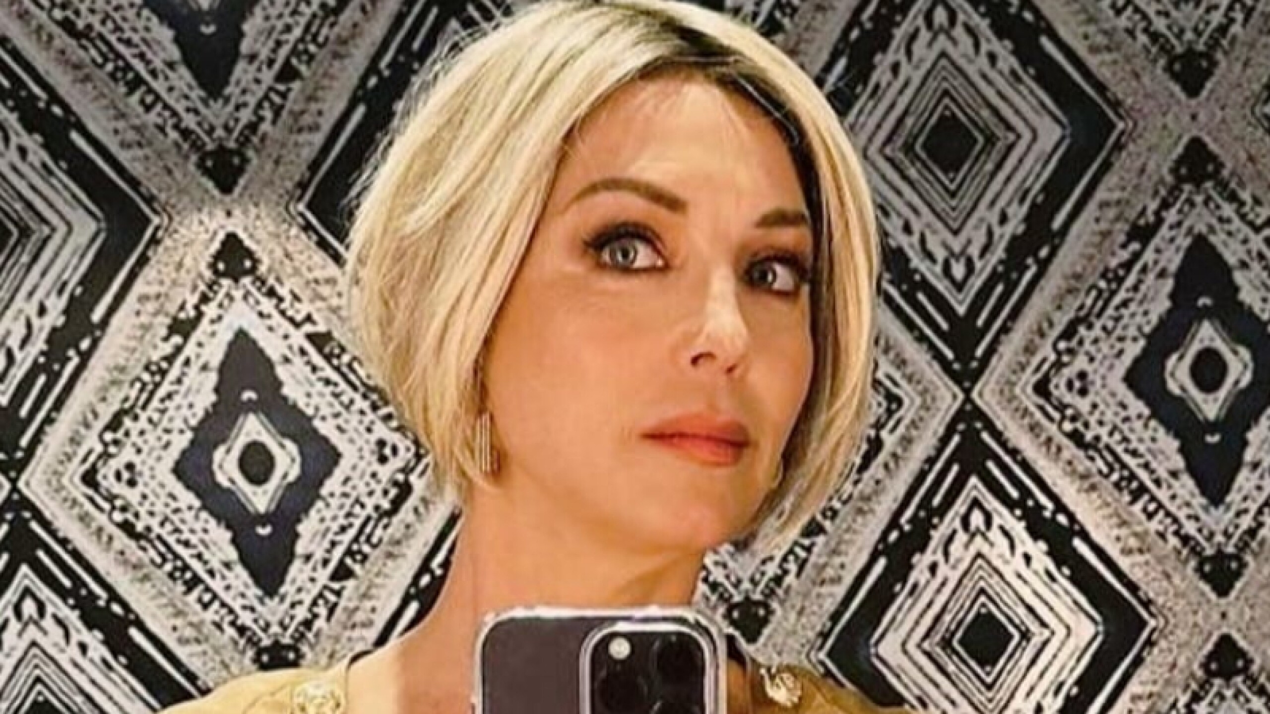 Laura Flores usa un monitor en el corazón