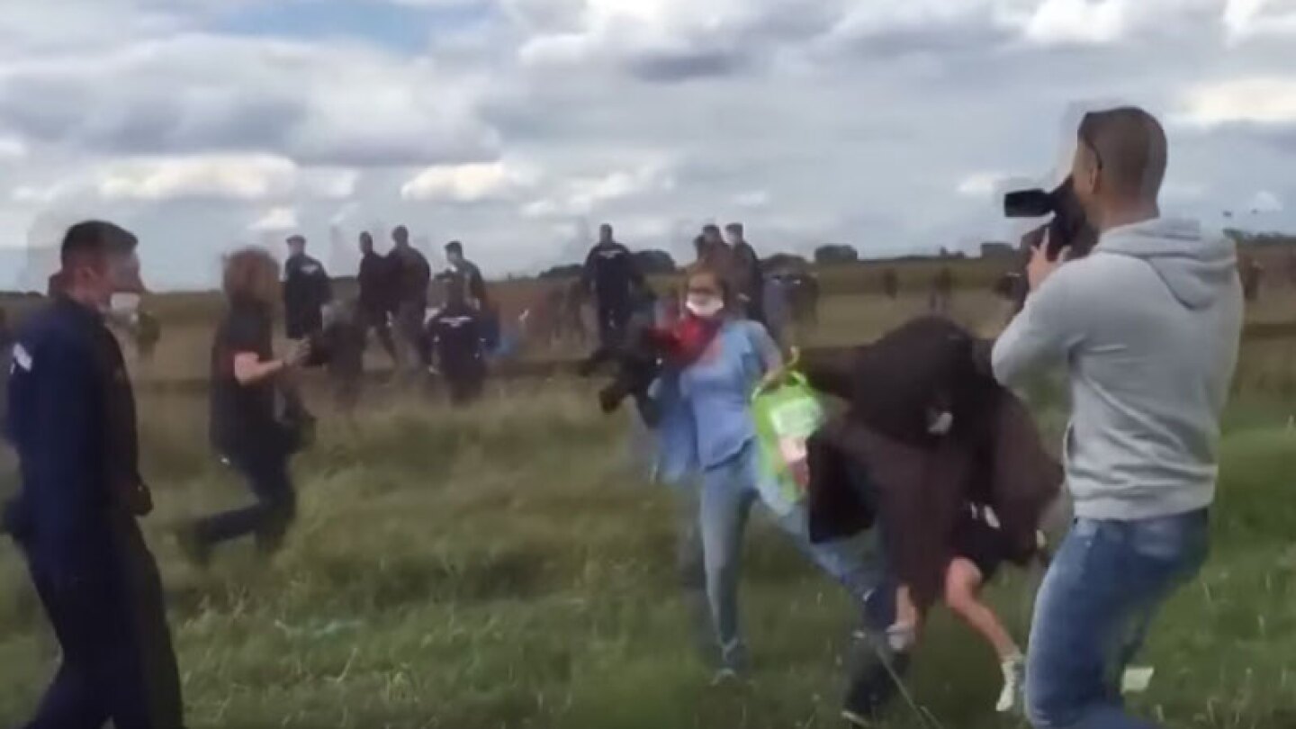 Dictan sentencia a reportera que pateó a un migrante sirio y a su hijo