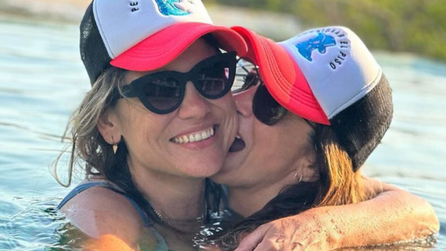 Silvia Navarro con otra mujer