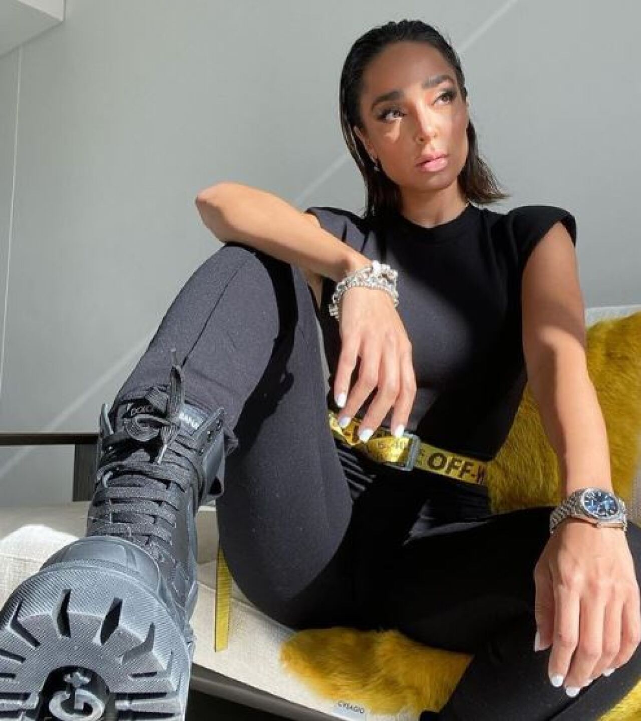 La joven está feliz.