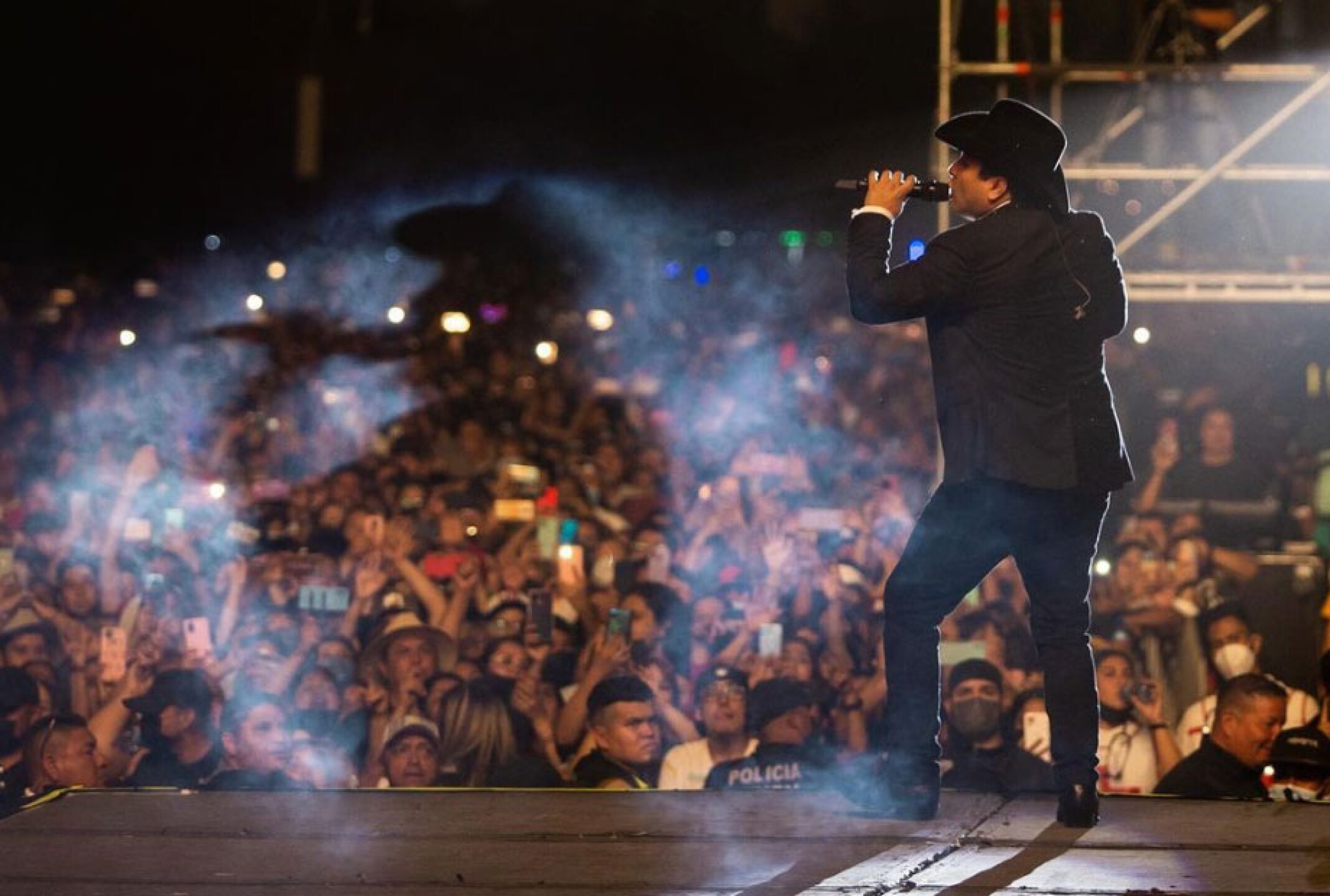 Asistentes interrumpen concierto de Julión Álvarez