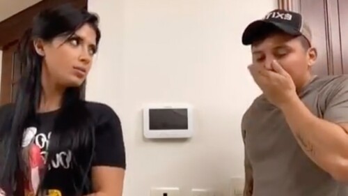 Edwin Luna le hace cosquillas a Kimberly Flores y se le sale una flatulencia