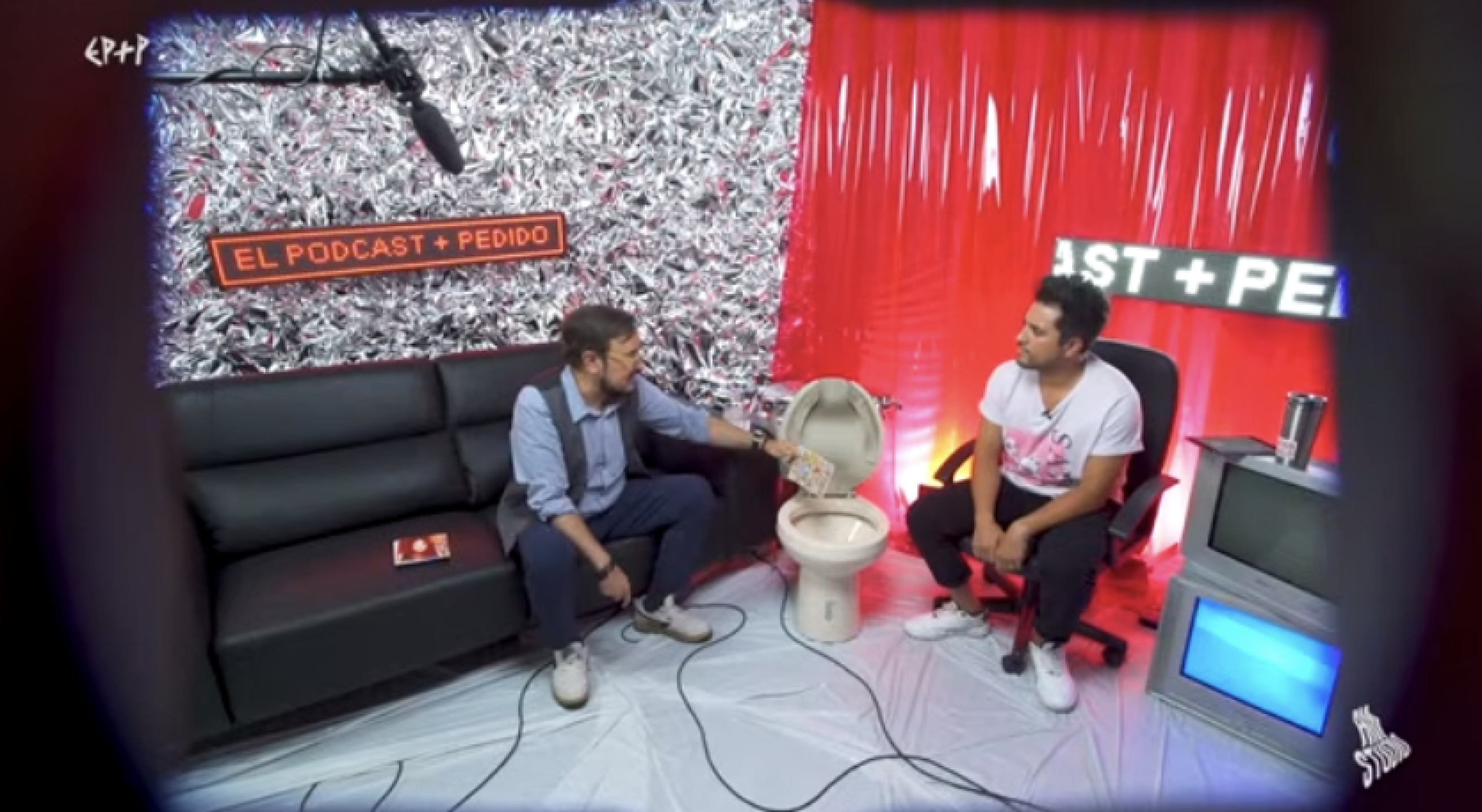 Aleks Syntek  ‘tirar’ un disco de Karol G al WC