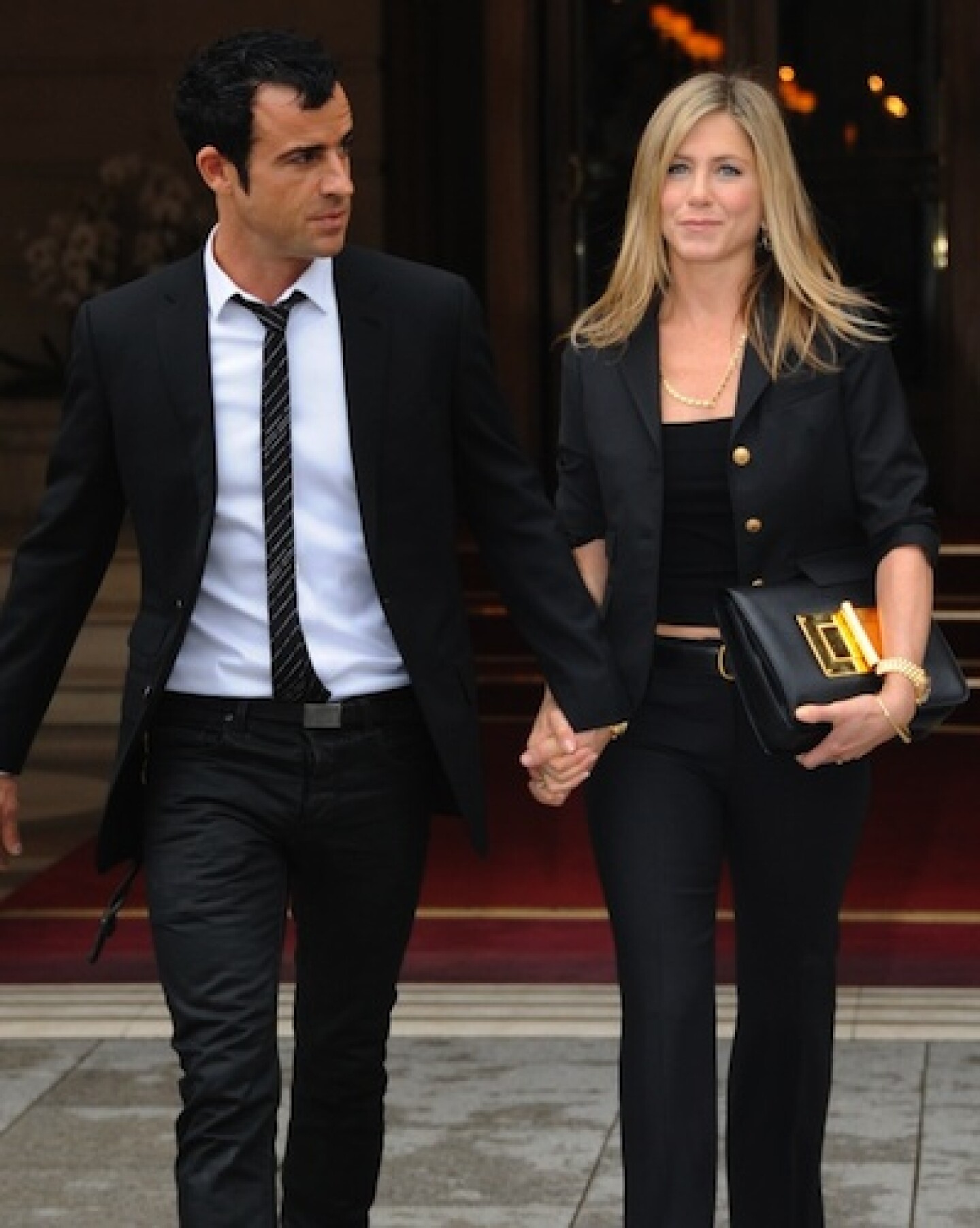 Justin Theroux le entregó el anillo de compromiso a Jennifer Aniston.