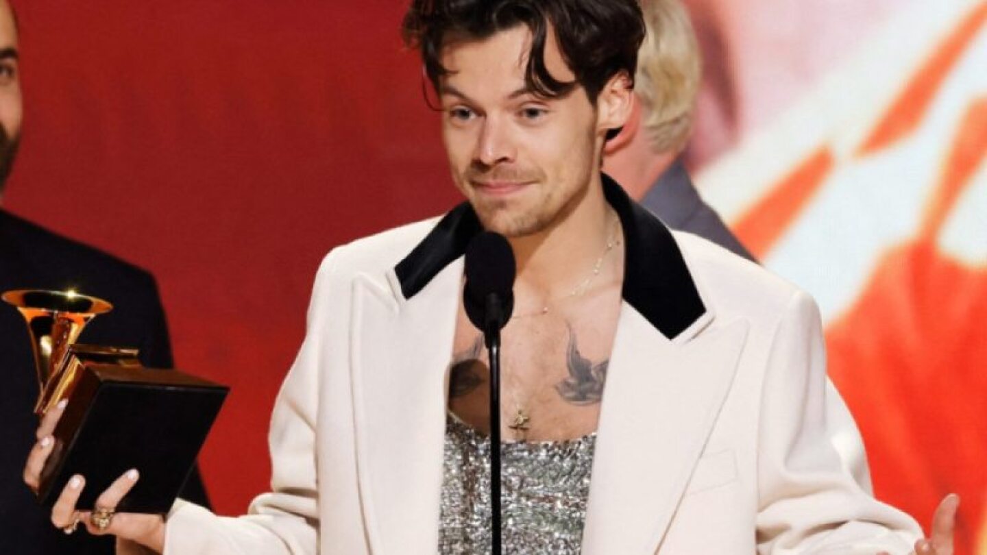 Tunden a Harry Styles por su discurso en los Grammys y lo nombran "blanco privilegiado"