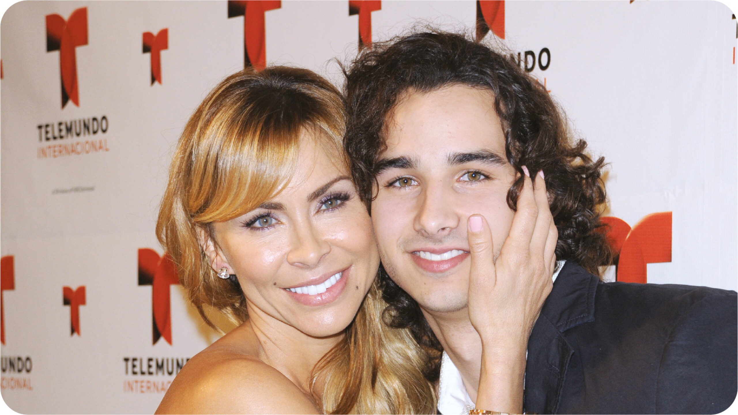 Aylín Mujica y su hijo