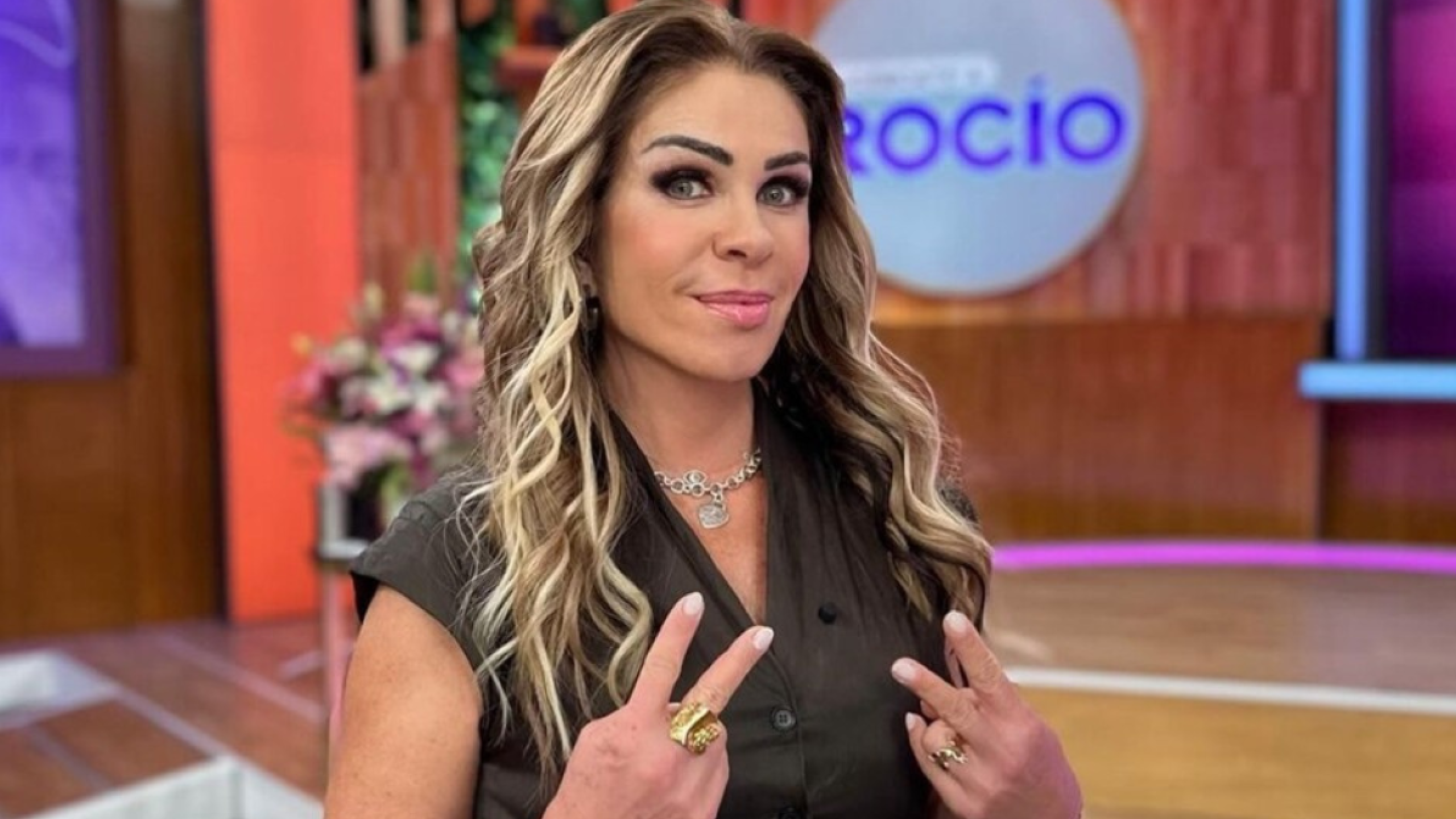 Rocío Sánchez Azuara sorprende con su definición de “chacal” y presenta al suyo en pleno programa