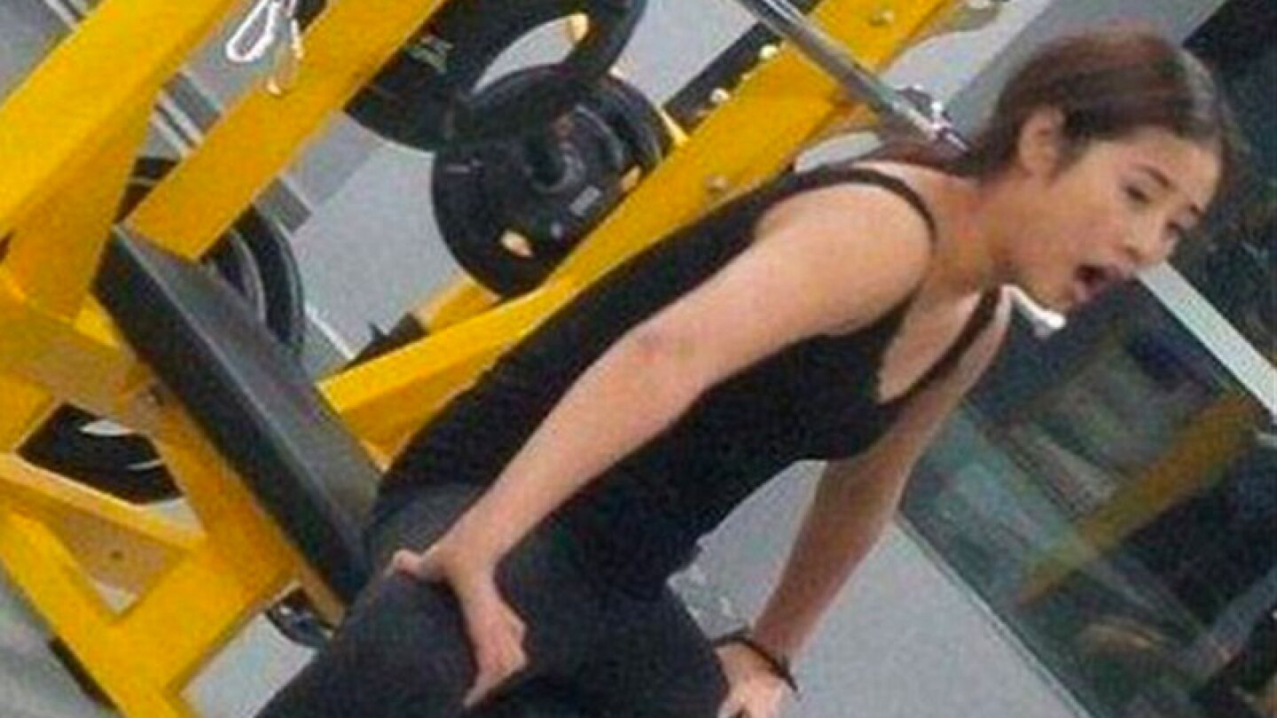 Desconcertante imagen de mujer en gimnasio desata polémica.