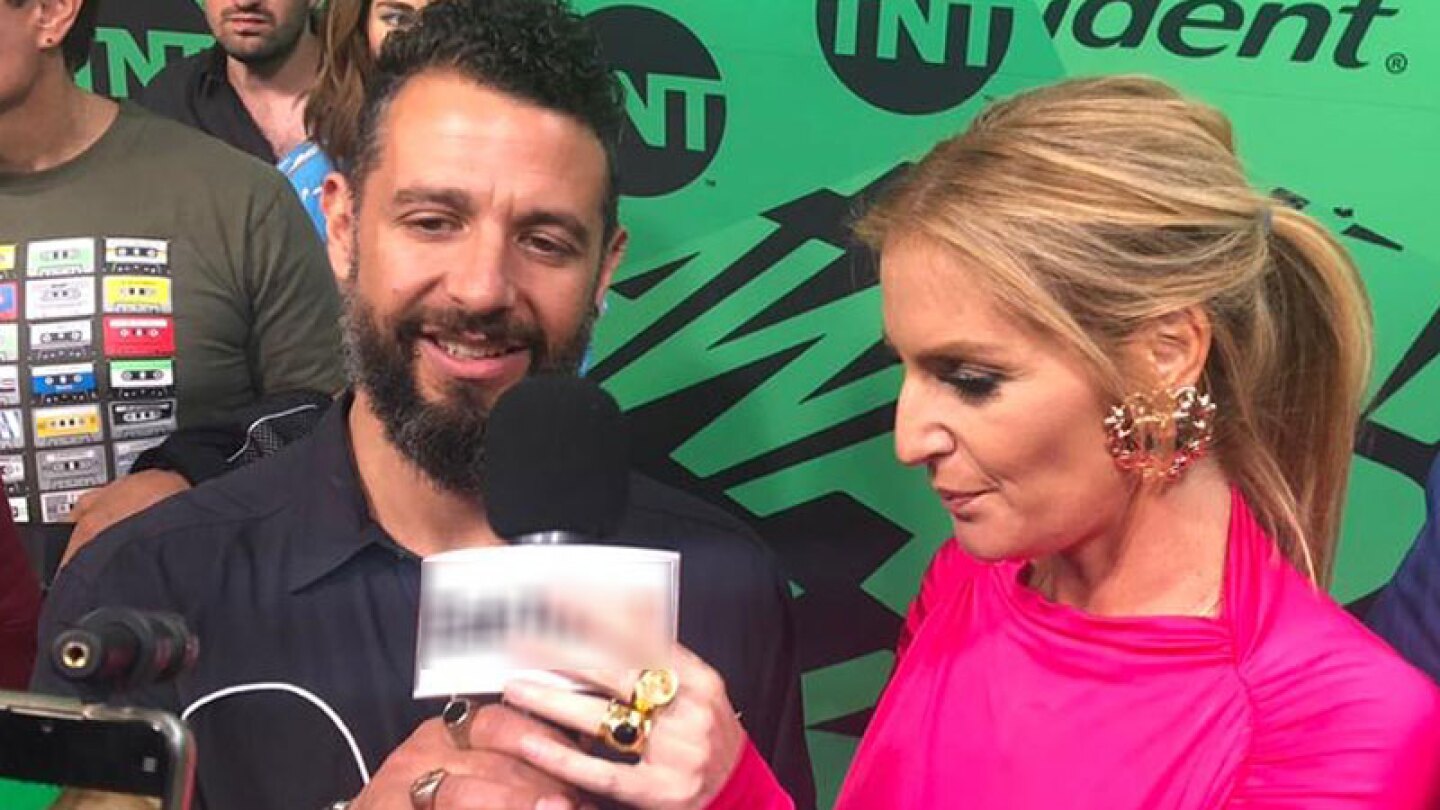 Los cantantes desfilaron en la alfombra verde de la primera edición de esta premiación
