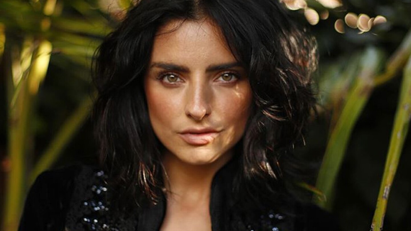 Aislinn Derbez reaparece en redes bañándose en diminuto bikini de leopardo