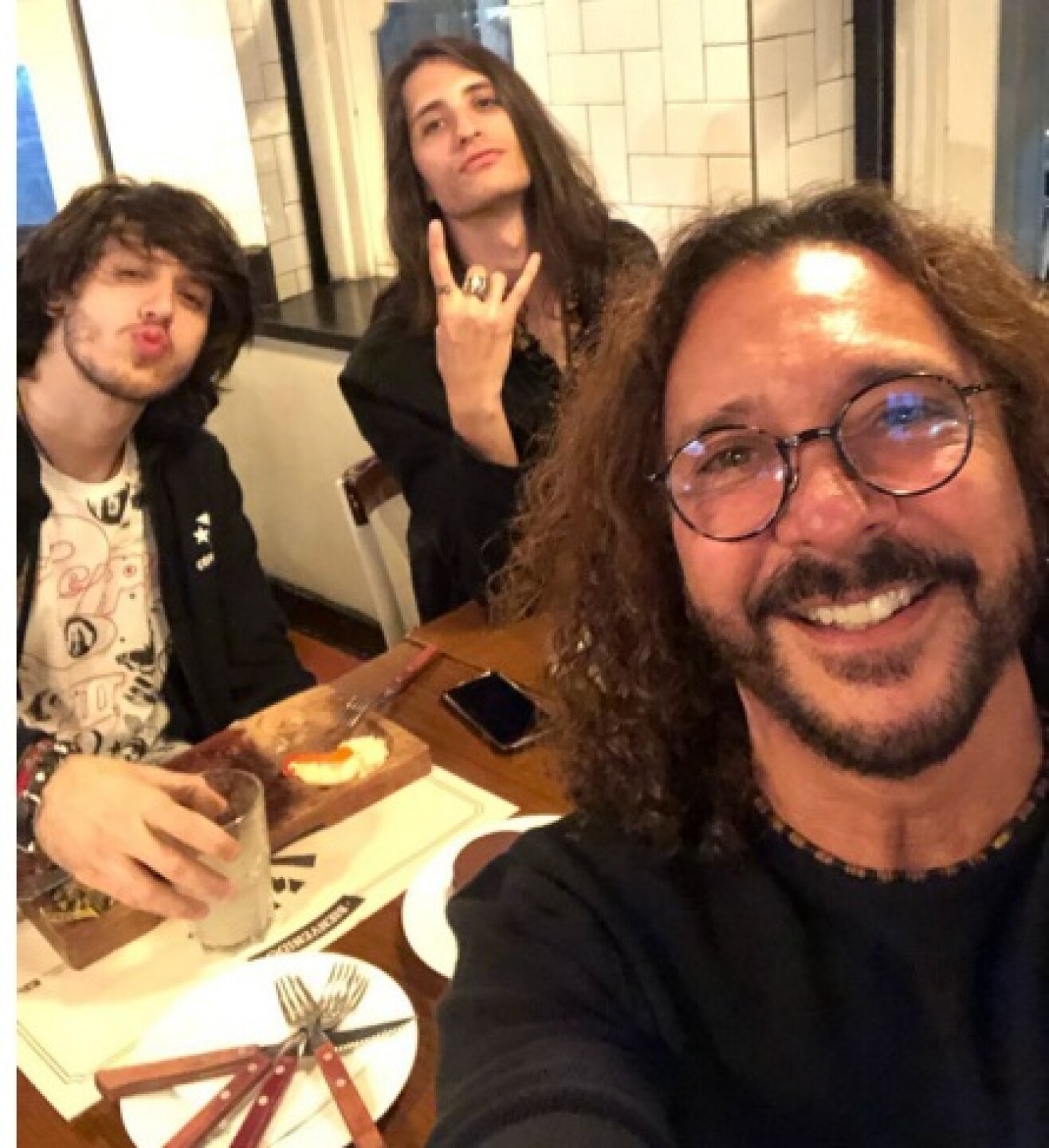 Oscar Burgos Perro Guarumo y sus hijos.jpg