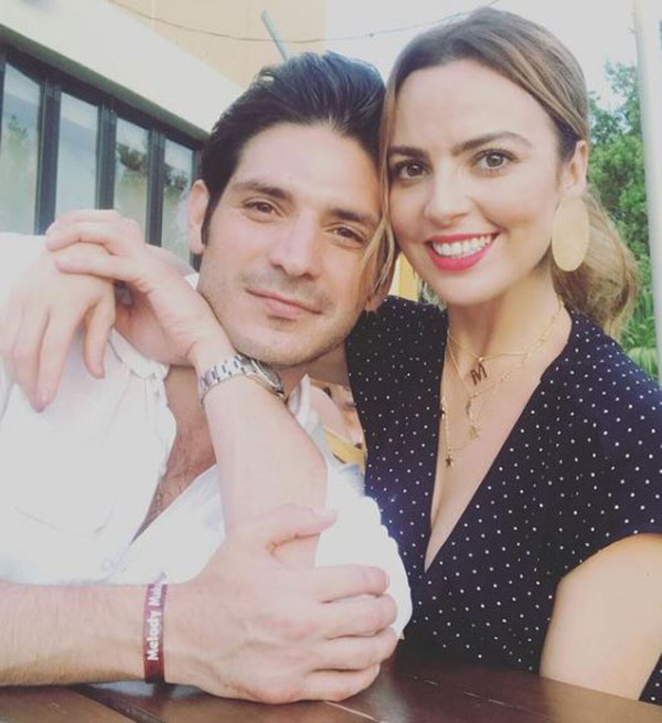 La actriz está feliz.