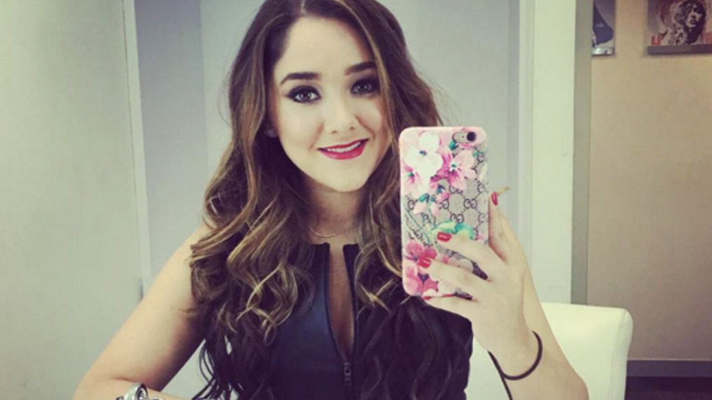 Sherlyn tiene descuido y una selfie deja al descubierto su retaguardia