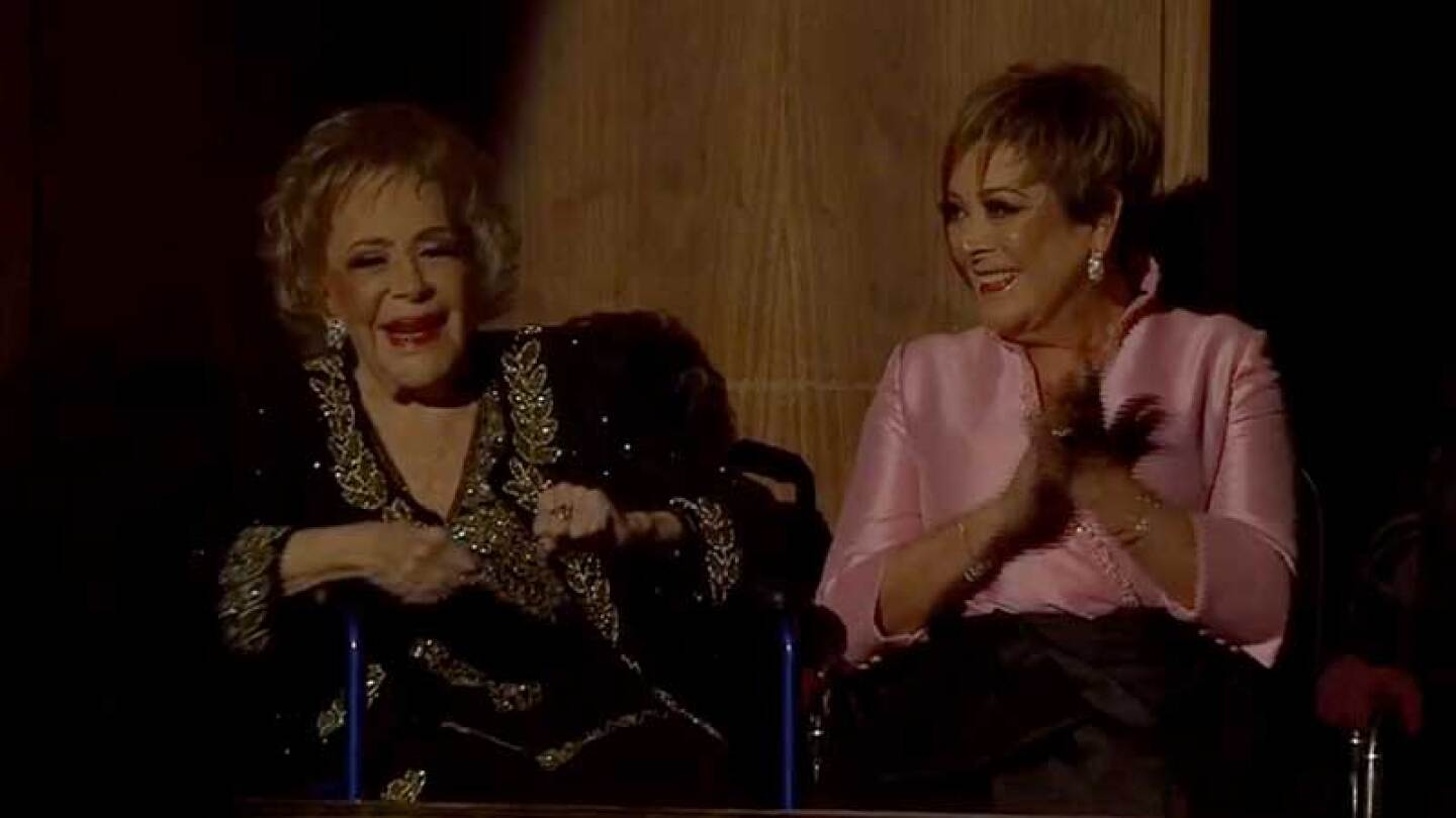 Silvia Pinal acudió acompañada de sus hijas