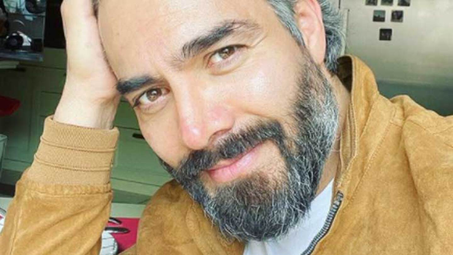 Omar Chaparro se quita varios años de encima con su nuevo look