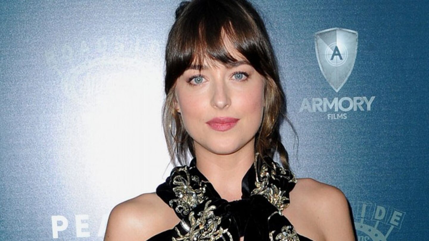 Dakota Johnson luce irreconocible con su nueva dentadura