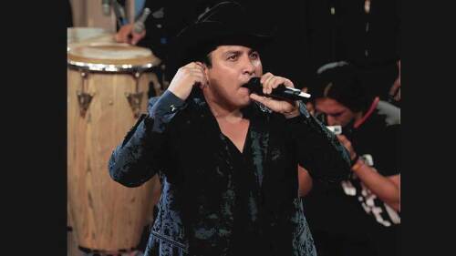 Julión Álvarez cuida más su salud porque quiere que su hija tenga a un papá sano.