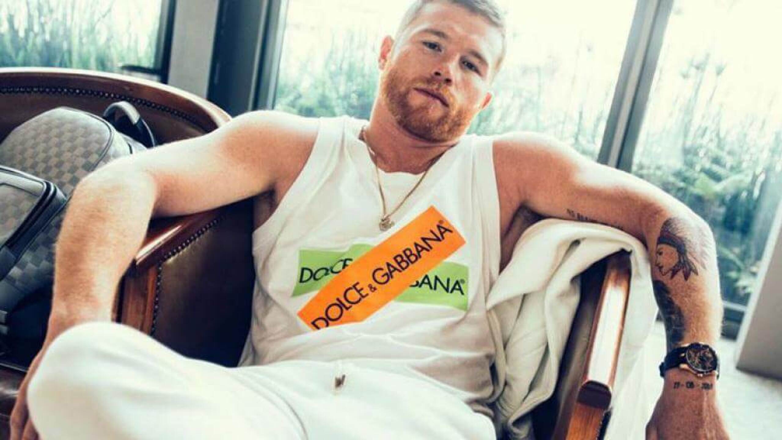 Canelo Álvarez plasma sus huellas