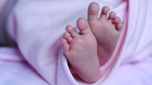 Mientras la familia celebraba, la pequeña estaba sufriendo hasta que su abuelo se dio cuenta de la atrocidad.