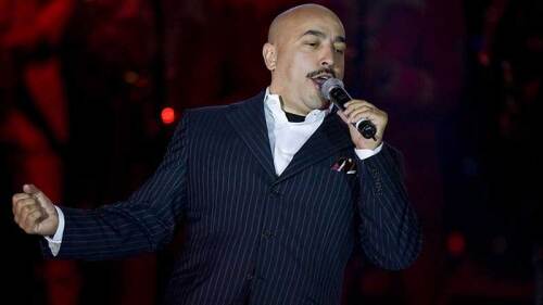 Lupillo Rivera quería enseñarles a 'bañarse a la brava'.