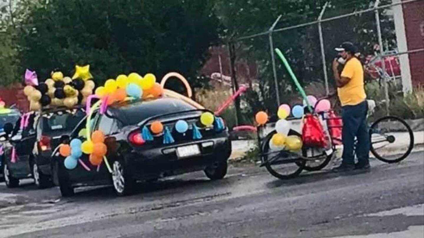 Padre orgulloso celebra a sus hijos